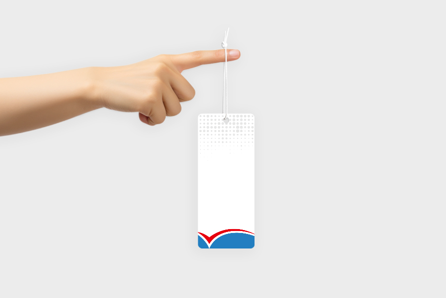 Ein Anhänger wird mit einem Finger an der Schnur gehalten