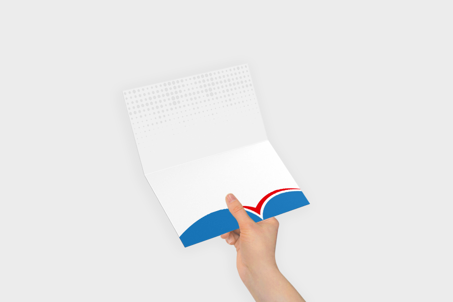 Eine Klappkarte im Querformat wird gehalten