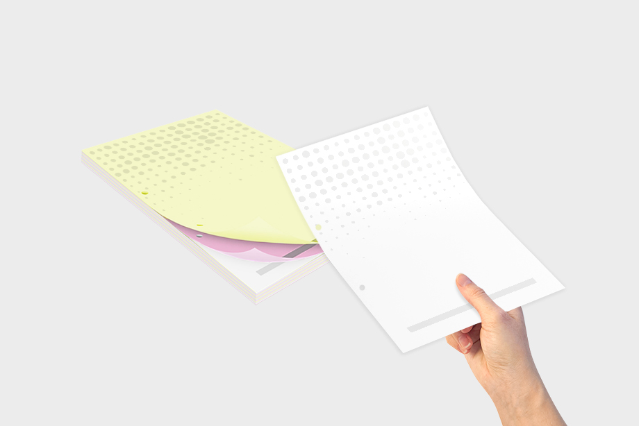 Hand löst weißen Durchschreibesatz von einem selbstdurchschreibenden Block mit mehreren Farbdurchschlägen