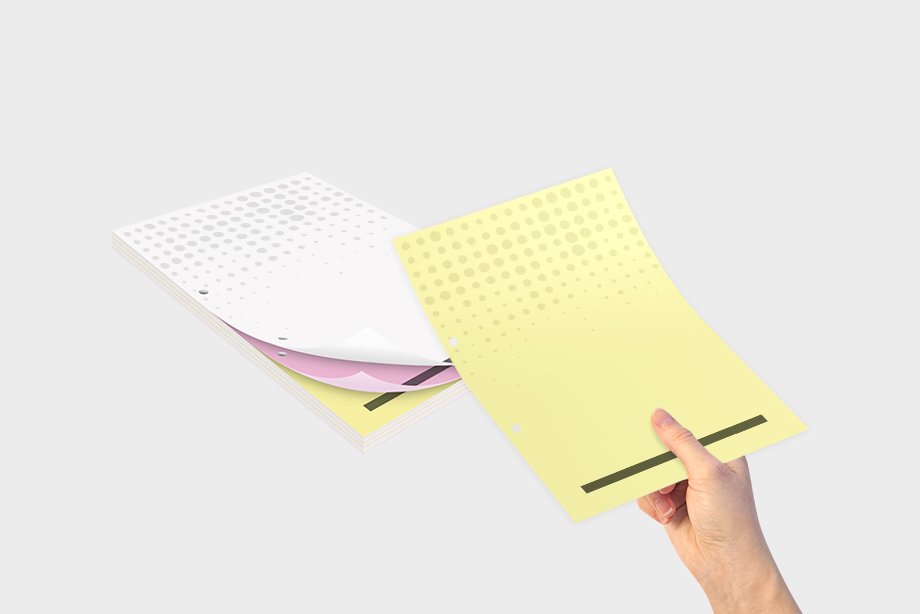 Hand löst gelben Durchschreibesatz von einem selbstdurchschreibenden Block mit mehreren Farbdurchschlägen, freigestellt vor weißem Hintergrund – Durchschreibesätze drucken lassen