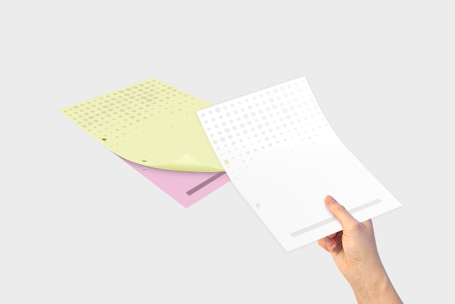 Hand löst weißen Durchschreibesatz von einem selbstdurchschreibenden Satz mit mehreren Farbdurchschlägen