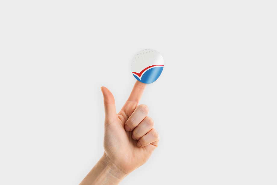 Aufkleber drucken lassen – Hand präsentiert individuell gestalteten Aufkleber auf dem Zeigefinger, freigestellt vor weißem Hintergrund