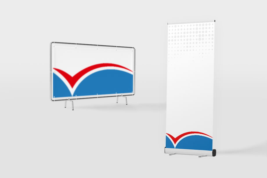 Werbetechnik: Bauzaunbanner und Roll-Up-Display mit individuellem Aufdruck, präsentiert vor neutralem Hintergrund – Werbetechnik online bestellen