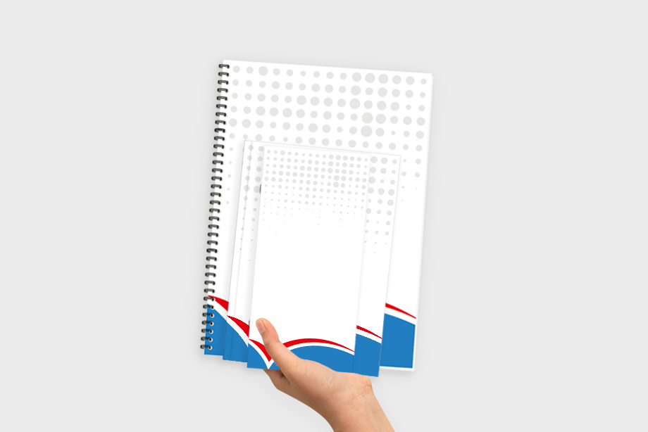 Hand hält drei verschiedene Broschüren mit individuellem Design – Spiralbindung, Klebebindung und Klammerheftung im Vergleich, freigestellt vor weißem Hintergrund – Broschüren drucken lassen