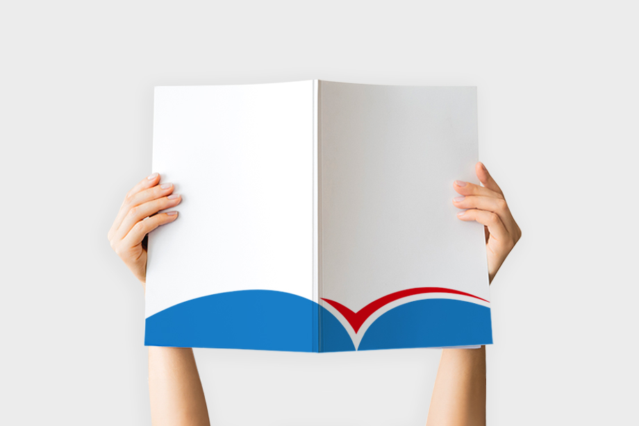 Individuell bedruckte Präsentationsmappe, gehalten von zwei Händen, freigestellt vor weißem Hintergrund – Mappen drucken lassen