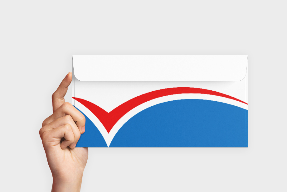 Individuell bedruckter Briefumschlag mit modernem Design, gehalten von einer Hand, freigestellt vor weißem Hintergrund