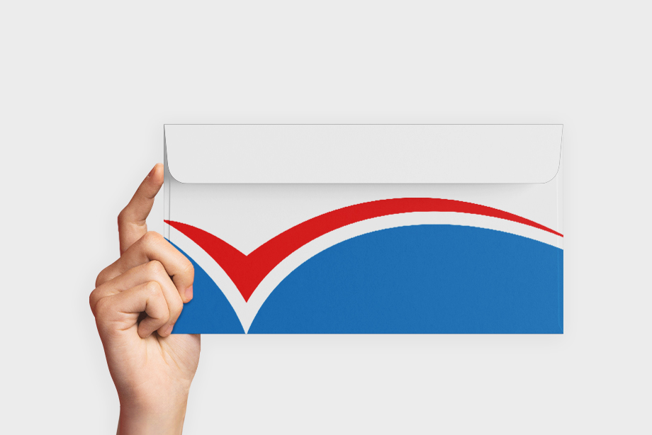 Individuell bedruckter Briefumschlag mit modernem Design, gehalten von einer Hand, freigestellt vor weißem Hintergrund