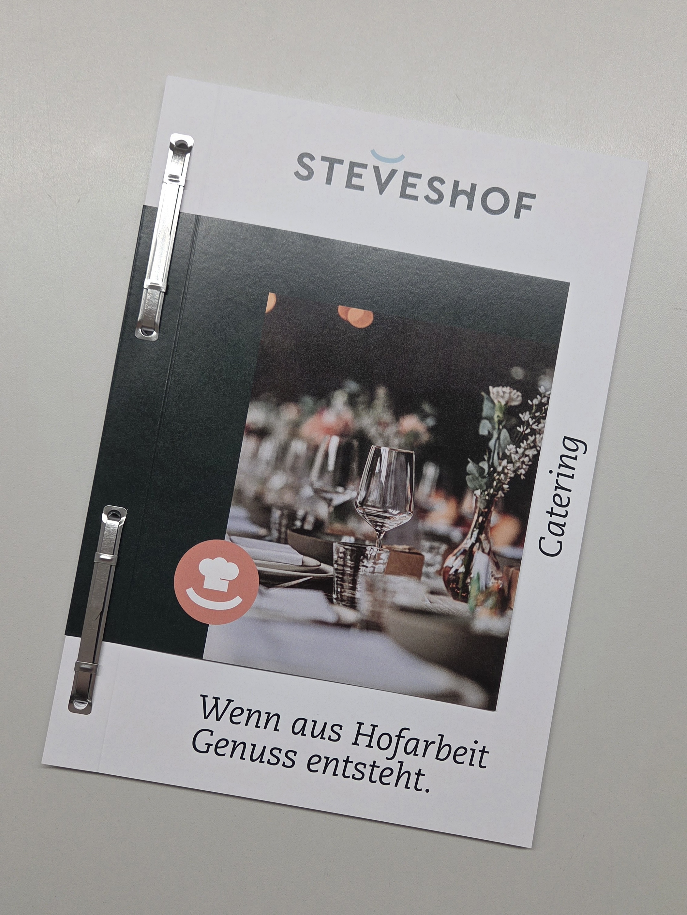 Loseblattsammlung in Vorderansicht mit mehreren Seiten und verkürztem Umschlag, zusammengeheftet