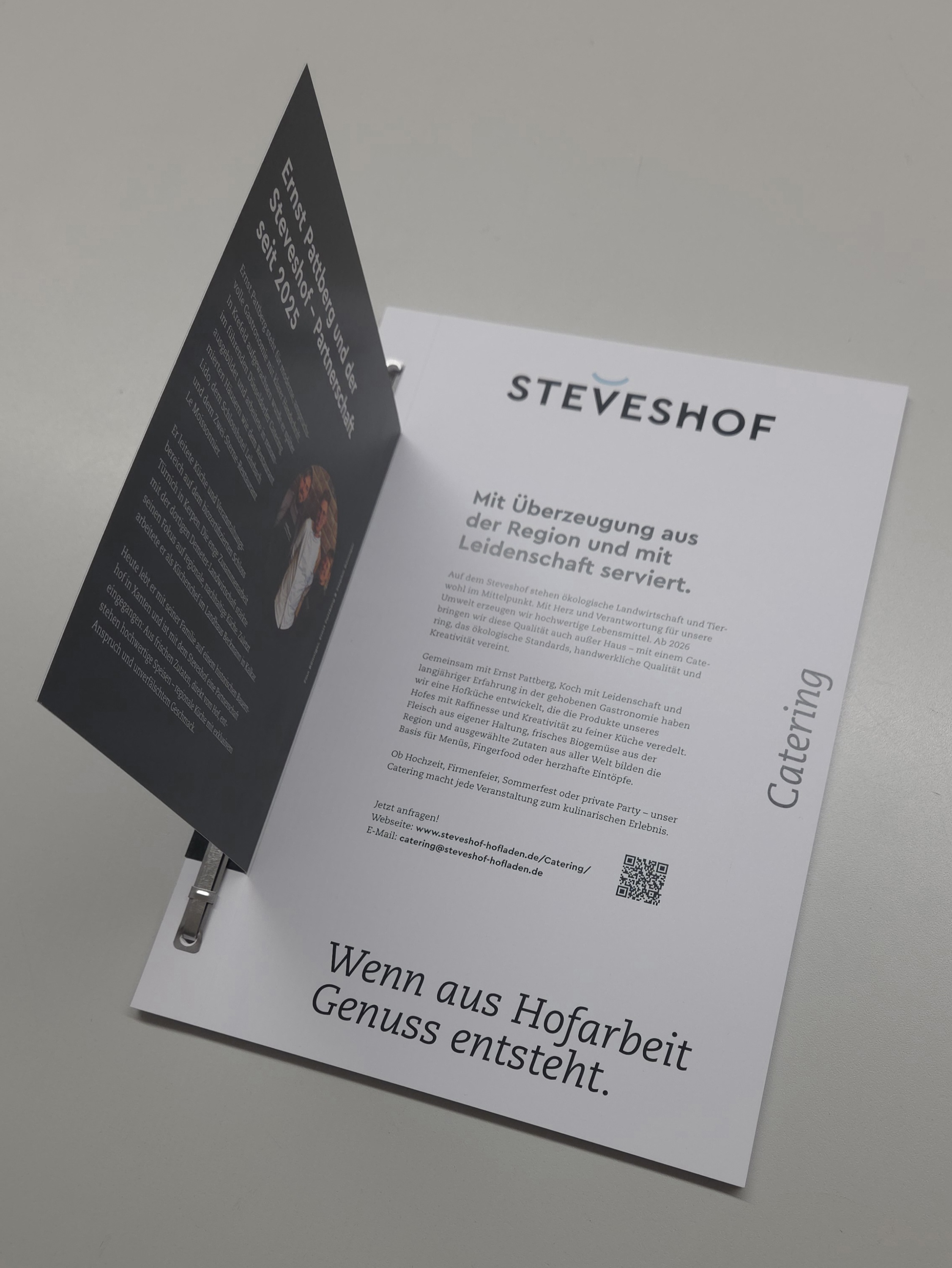 Loseblattsammlung in Vorderansicht mit mehreren Seiten, verkürzter Umschlag nach oben aufgeklappt, zusammengeheftet