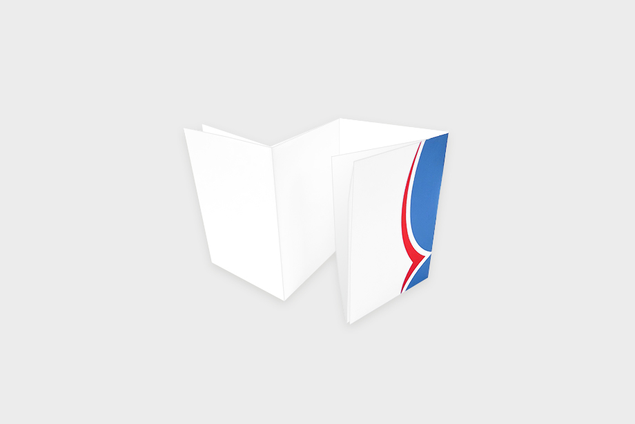 Flyer mit Zickzack-Doppelparallelfalz gefalzt dargestellt – spezieller Falz mit mehrfachen Brüchen für kompakte Falzflyer