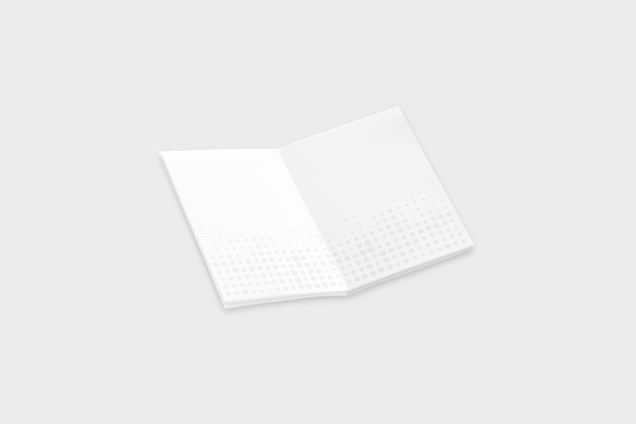 Kreuzbruchfalz-Flyer einmal gefalzt – Zwischenansicht mit teilweise sichtbaren Außenseiten