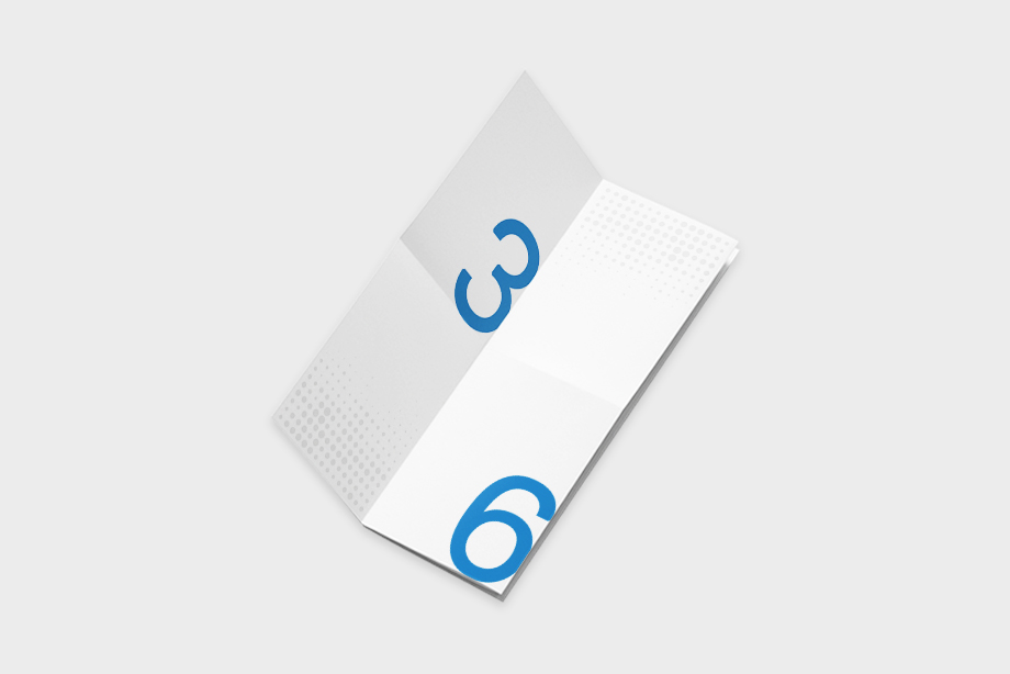 Zickzack-Parallelfalz-Flyer halb geöffnet – zickzack gefalzt mit teilweise sichtbaren Innenseiten