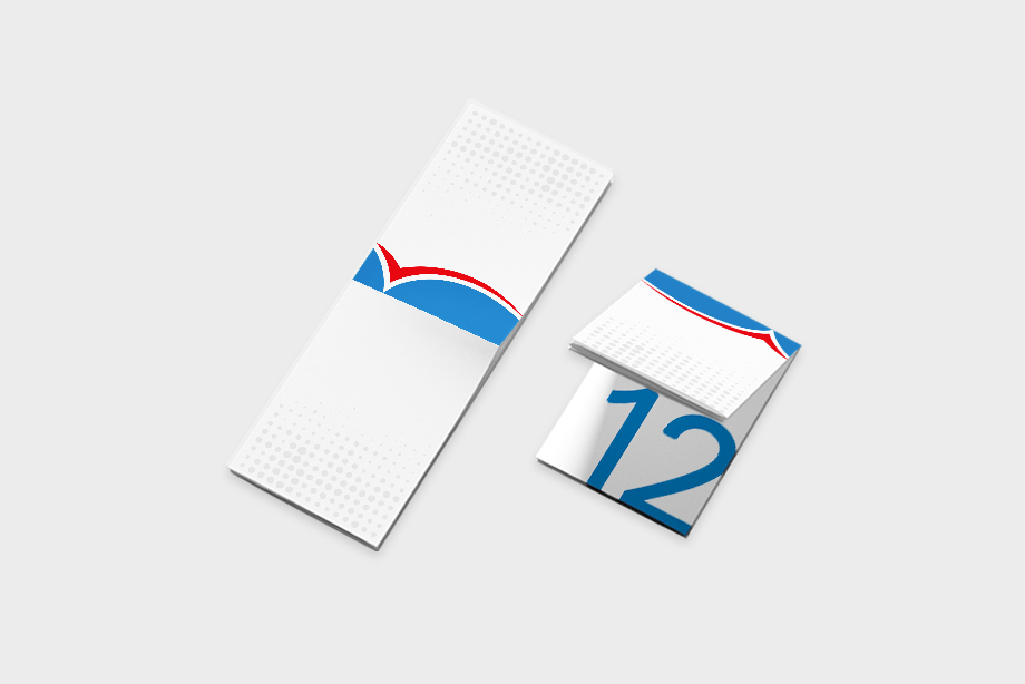 Zickzack-Parallelfalz-Flyer gefalzt und geschlossen dargestellt – Kombination aus Parallel- und Leporellofalz mit sichtbarer Titel- und Rückseite