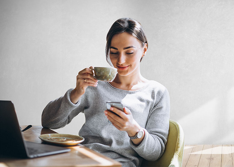 Frau führt eine telefonische Bestellung durch